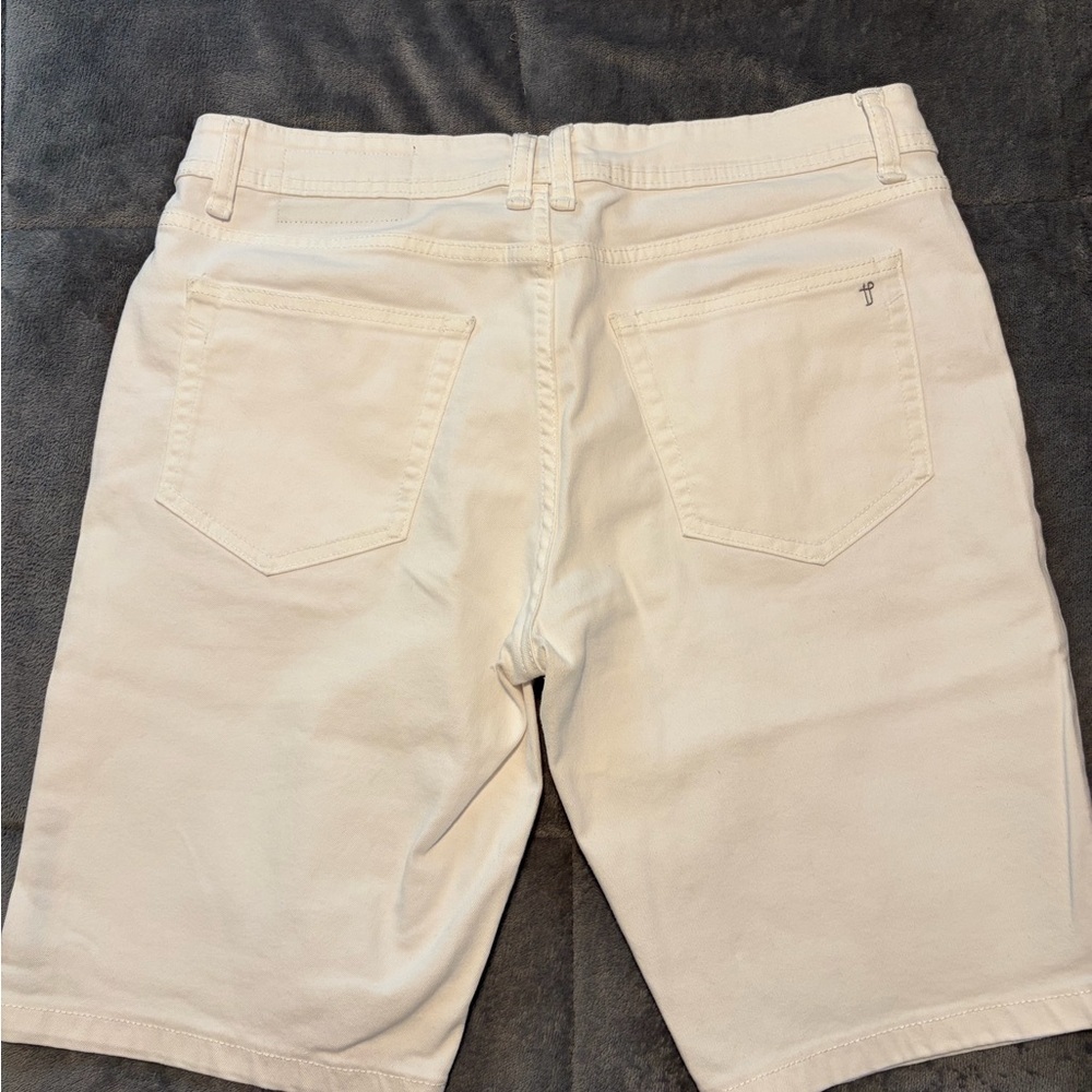 The Perfect Jean NYC Men's White Jean Shorts - Picture 3 of 3